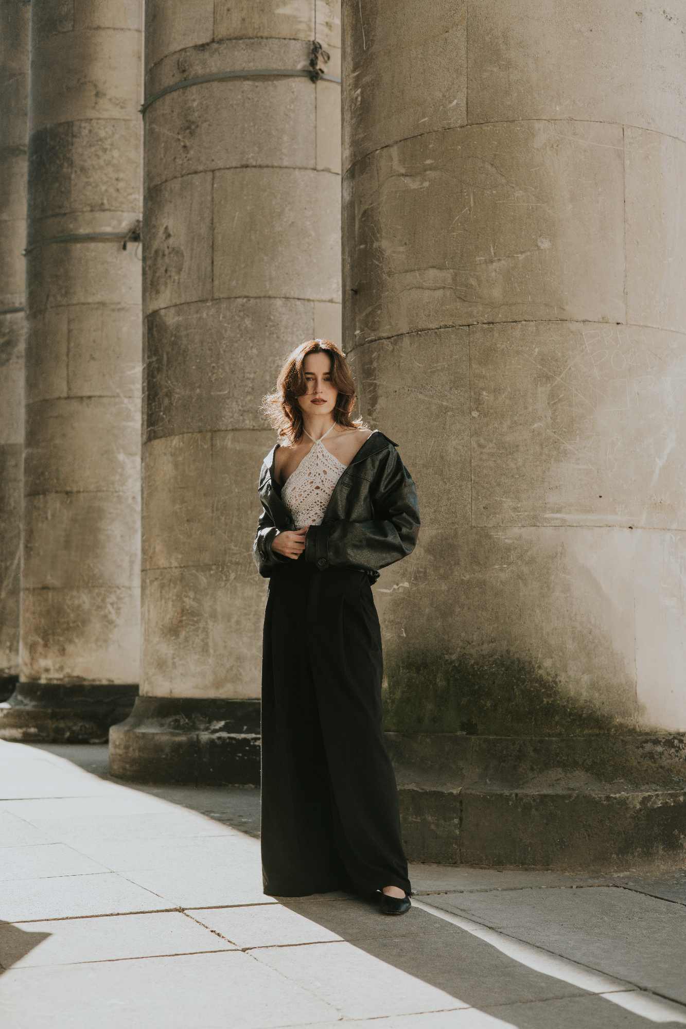 biała chusta Aniela z wełny alpaki noszona jako top w stylizacji ze skórzaną kurtką