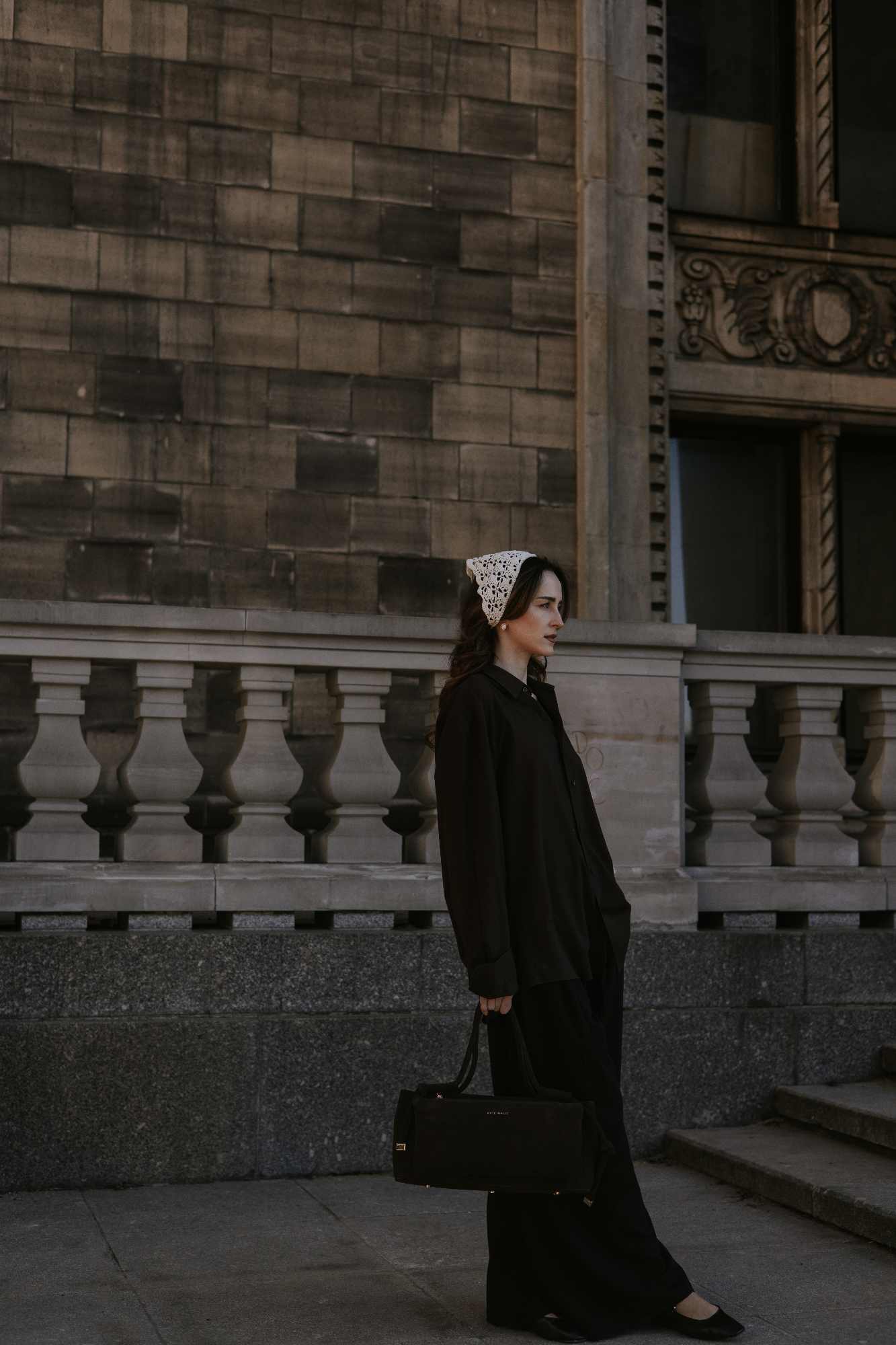 ręcznie robiona bawełniana chustka na głowę Mela w kolorze ecru w eleganckiej stylizacji 
