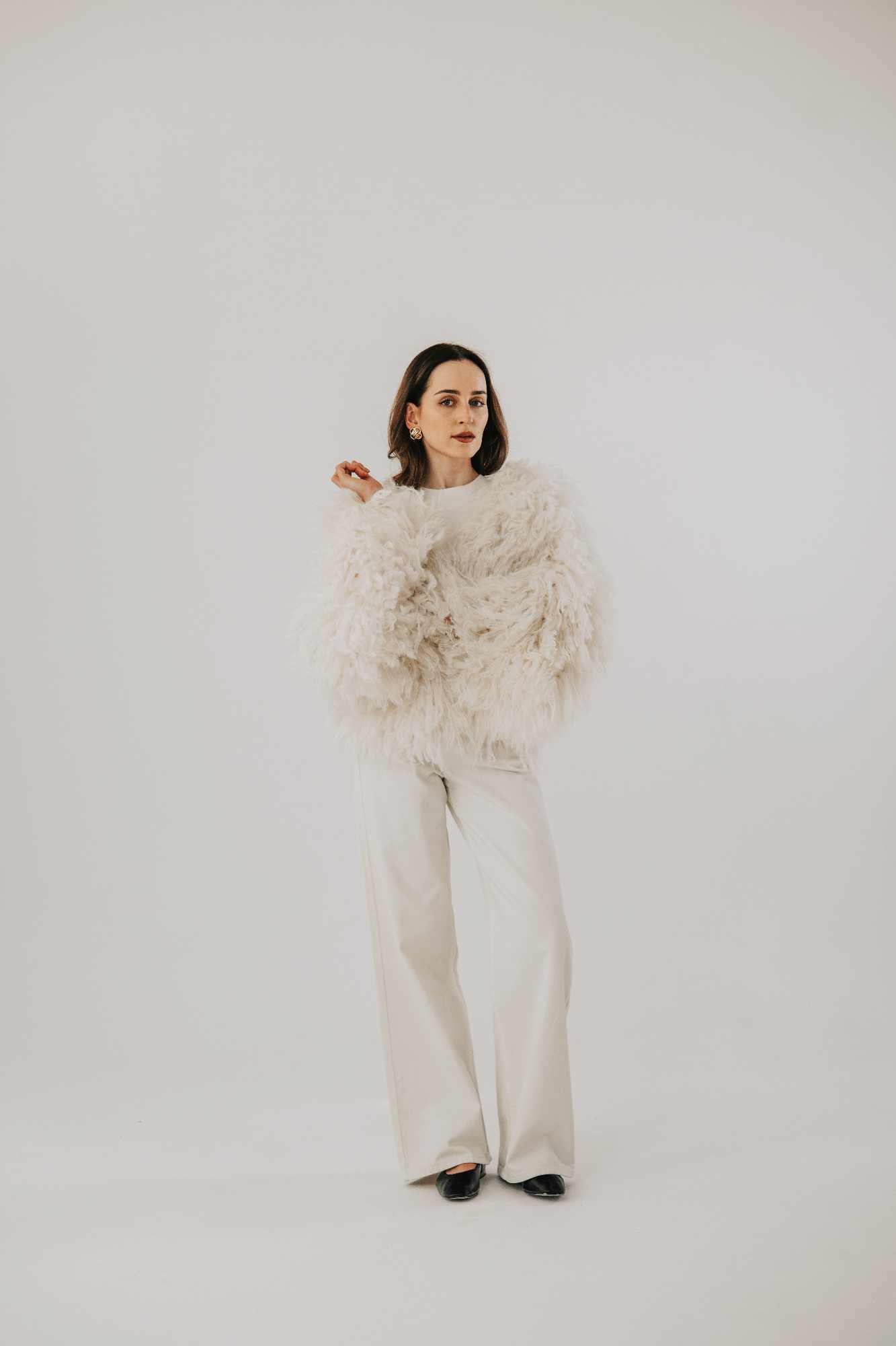ręcznie robiony sweter Lora z alpaki i wełny merino w kolorze ecru w jasnej eleganckiej stylizacji